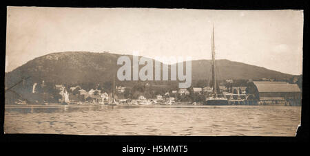 Ansicht von Camden Innenhafen mit Werft auf rechten Seite und Mt Battie und Mt Megunticook im Hintergrund. Foto ca. 1902. Stockfoto