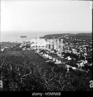 Blick auf Camden und den Hafen vom Gipfel des Mt. Battie im Juni 1898. Stockfoto