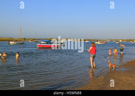 Familienspaß auf dem Wasser in Burnham-Overy-Staithen an der Küste von Norfolk, England, Großbritannien Stockfoto