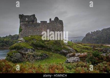 Castle Tioram auf die Gezeiten Insel Eilean Tioram im Loch Moidart im Herbst, Lochaber, Schottisches Hochland, Schottland Stockfoto