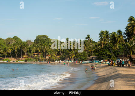 Menschen schwimmen und am Strand, Arugam Bay, Sri Lanka Stockfoto