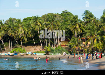 Menschen schwimmen und am Strand, Arugam Bay, Sri Lanka Stockfoto