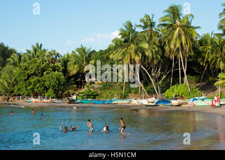 Menschen schwimmen und am Strand, Arugam Bay, Sri Lanka Stockfoto