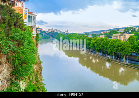 Der Blick auf die Breite und gewundenen Fluss Kura von Metekhi Hügel mit grünen Damm - die Straße der Vaktang Gorgasali Stockfoto