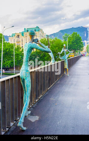 Die paar Bronze Liebhaber - Ali und Nino auf Baratashvili Brücke, macht Fotos von einander Stockfoto