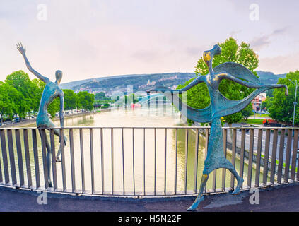 Die Baratashvili Brücke, geschmückt mit der bronzenen-Skulpturen von Ali und Nino - die berühmten literarischen Helden Stockfoto