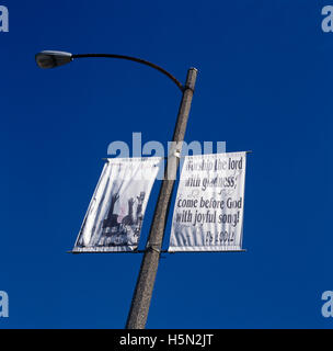 St. Louis Missouri USA Banner am Laternenpfahl auf Straße anzubeten mit Freude den Herrn Stockfoto