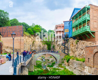 Die kleine Brücke über die Fig-Schlucht mit der Wendeltreppe führt zu der Wohngegend, Vereinigte Arabische Emirate Stockfoto