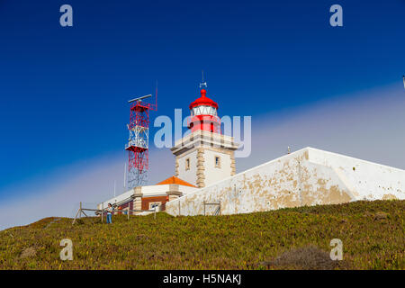 Leuchtturm in Cabo da Roca, Portugal an einem klaren sonnigen Tag Stockfoto