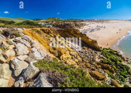 Luftaufnahme von Guincho Strand (Praia Grande Do Guincho) in Portugal bei Sonnenschein und klarem Himmel Stockfoto