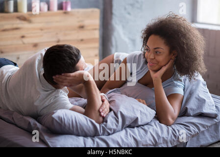 Glückliches Paar zusammen im Bett liegend Stockfoto