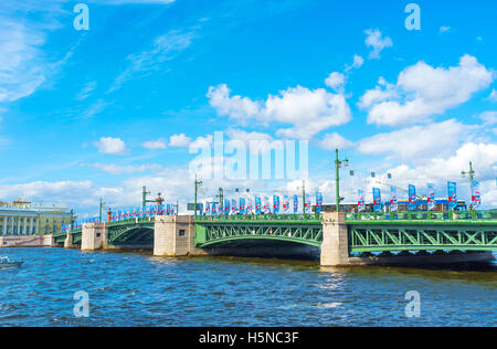 Die Aussicht vom Admiralität Ufer der Newa auf der Schlossbrücke, eines der berühmtesten Sehenswürdigkeiten in Stadt Stockfoto