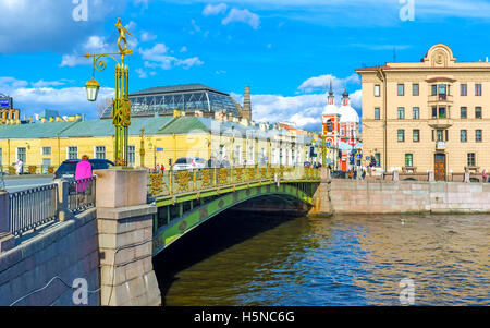 Der schönen Panteleimonovsky-Brücke über den Fluss Fontanka verziert mit vergoldeten Muster Skulpturen und Laternen Stockfoto