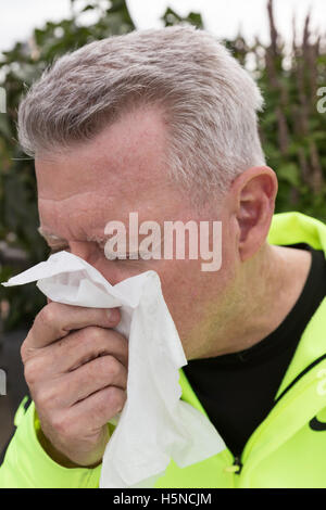Senior-Mann mit saisonalen Allergien, USA Stockfoto