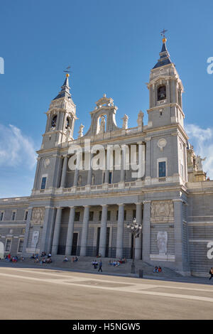 Haupteingang des Santa Maria la Real De La Almudena Kathedrale gegen blauen Himmel. Madrid. Spanien. Stockfoto