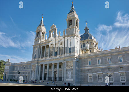 Haupteingang des Santa Maria la Real De La Almudena Kathedrale gegen blauen Himmel. Madrid. Spanien. Stockfoto