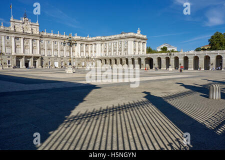 Blick auf die südliche Fassade der Königspalast von Madrid von Armeria Platz. Madrid. Spanien. Stockfoto