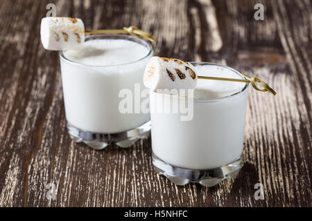 Hausgemachter Milchshake in Gläsern und oben mit gerösteten marshmallows Stockfoto