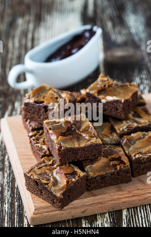 Hausgemachte Karamell Schokolade Brownies auf Holzbrett Stockfoto