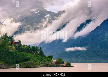 Der Hardangerfjord ist die vierte längste Fjord der Welt, und das zweite längste Fjord in Norwegen. Stockfoto