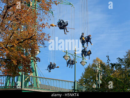 Jugendliche in der Nähe der Star Flyer Tour im Tivoli, Kopenhagen, an einem sonnigen Oktobertag. Halloween, besenstielen. Stockfoto