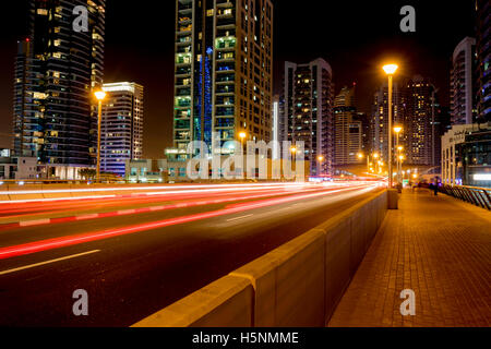 Atemberaubende Dubai Marina bei Nacht. Dubai, Vereinigte Arabische Emirate, Naher Osten Stockfoto