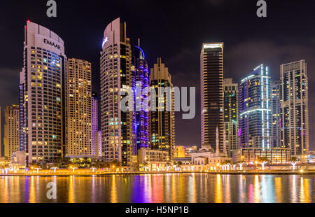 Atemberaubende Dubai Marina bei Nacht. Dubai, Vereinigte Arabische Emirate, Naher Osten Stockfoto