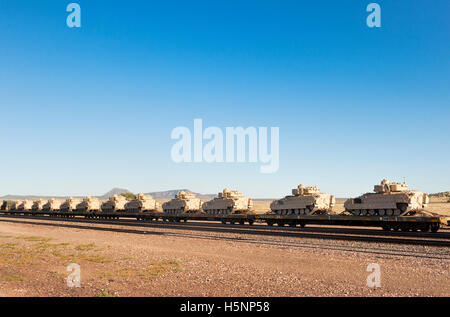 Militär Panzer Fahrzeuge auf einen Zug im nördlichen Arizona Stockfoto