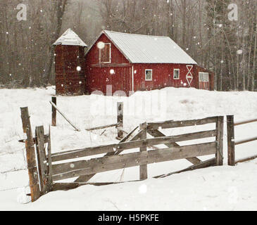 Alte rote Scheune in wunderschöne verschneite Winterlandschaft, Twisp, Methow Valley, Washington State, WA Stockfoto