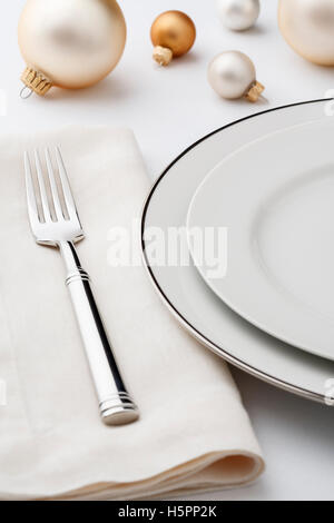 Feine Restaurants Weihnachten Festtafel Einstellung Gedeck mit hochwertigen klassischen Stil Weißware Gerichte, Leinentuch Serviette Stockfoto