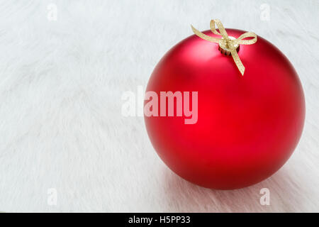 Eine perfekte große rote Christbaumkugel auf weißem Hintergrund horizontale Nahaufnahme Stockfoto