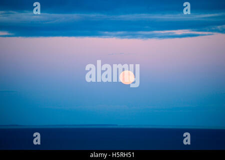 Full Moon rising über den San Juan Islands, fotografiert von Victoria, Britisch-Kolumbien, Kanada Stockfoto