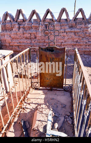 Bunte Kreuze und Mausoleen auf dem Friedhof von San Pedro de Atacama, Nordchile Stockfoto