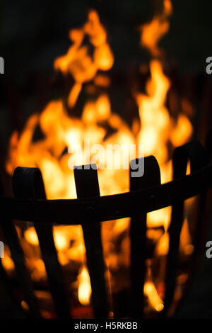 Ein Feuer in einem Feuerkorb Stockfoto