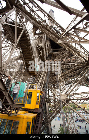 Einen Blick aus dem Turm unterhalb der Aufzug hinauf in das Paris Stockfoto