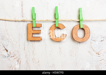Eco-Wort, Holz Buchstaben auf einem weißen Hintergrund alte Stockfoto