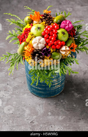 Bunter Strauß von Herbst Blumen und Pflanzen hergestellt. Herbst Dekoration Stockfoto