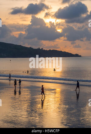 Sonnenuntergang am Strand von Jimbaran in Bali, Indonesien. Stockfoto