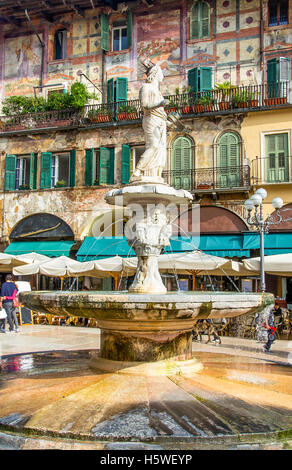 die Madonna Verona-Brunnen in der Piazza Delle Erbe Square im Stadtzentrum von Verona, Venetien, Italien Stockfoto