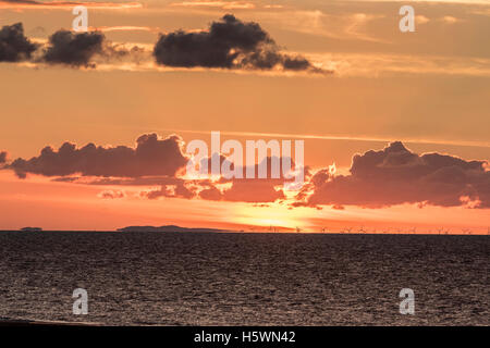 Sonnenuntergang über der Bucht von Liverpool aus Meols auf der Wirral. Merseyside. Nordwestengland. Stockfoto