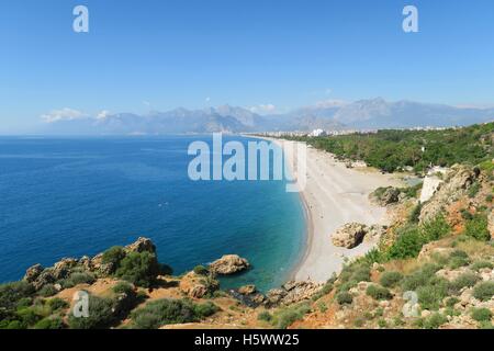 Der Strand von Konyaalti in Antalya mit dem Taurus-Gebirge Stockfoto