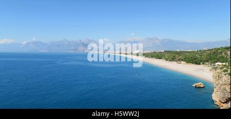 Konyaalti Strand in Antalya und das Taurusgebirge - Türkei Stockfoto