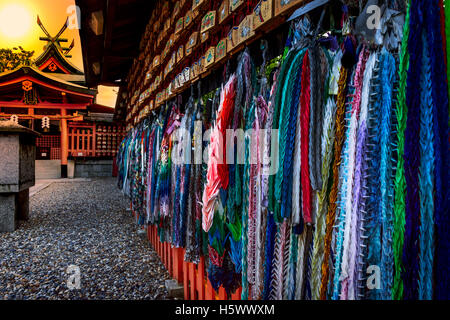 Origami-Kraniche und Gebet Tablets am Fushimi Inari-Schrein in Kyōto, Japan. Stockfoto