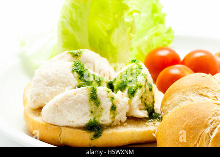 Stockfisch Brandade mit Petersilie Sauce auf Brot Stockfoto