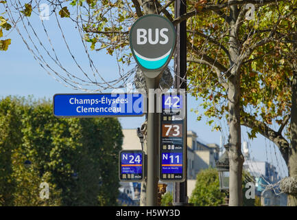 Bushaltestelle der Champs Elysees in Paris Stockfoto