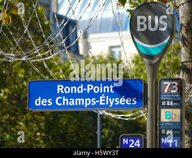 Bushaltestelle der Champs Elysees in Paris Stockfoto