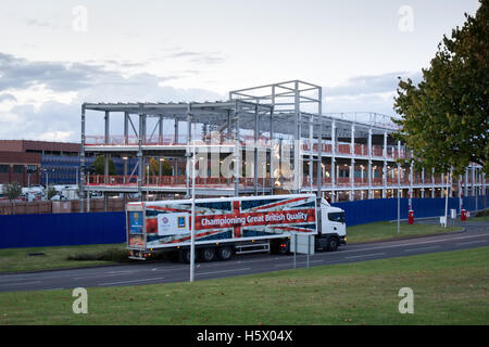 Aldi UK mit Sitz in Atherstone, North Warwickshire. Ein Aldi-LKW verlässt das Depot vor dem neuen Erweiterungsbau. Stockfoto