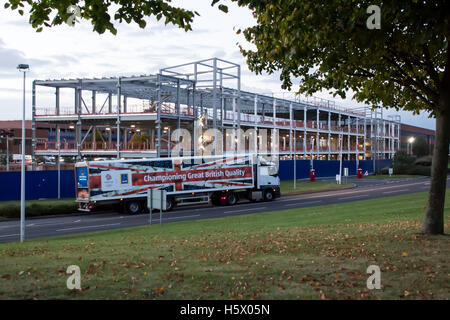 Aldi UK mit Sitz in Atherstone, North Warwickshire. Ein Aldi-LKW verlässt das Depot vor dem neuen Erweiterungsbau. Stockfoto