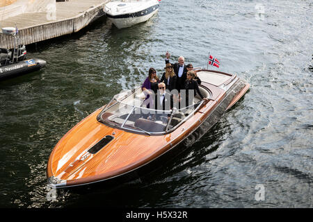 Australischen James-Bond-Darsteller George Lazenby und vier ehemalige Bond-Girls kommen bei einem James-Bond-Film-Premiere in Oslo. Stockfoto