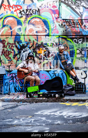 Straßenmusiker spielen Gitarre in Rutledge Lane (aus Hosier Lane), Melbourne, Victoria, Australien Stockfoto